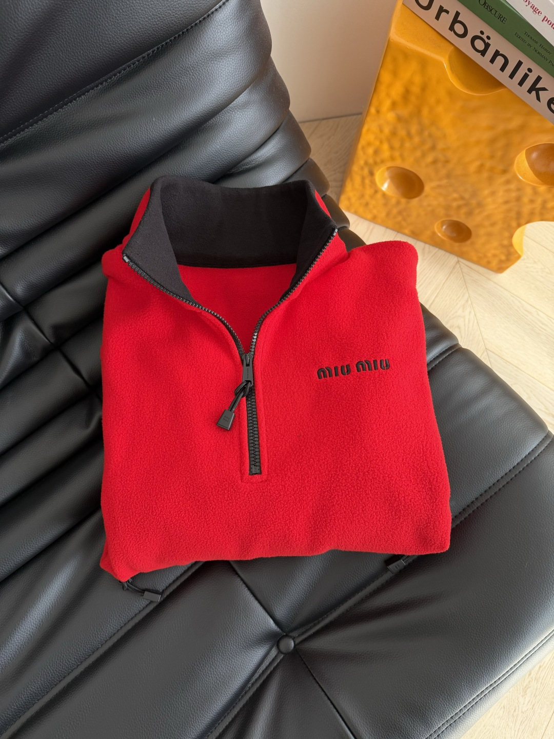 刘浩存同款 25FW 小字母logo设计摇粒绒红色外套 圣诞和新年必备的款式 满满的节日氛围感 时髦感也