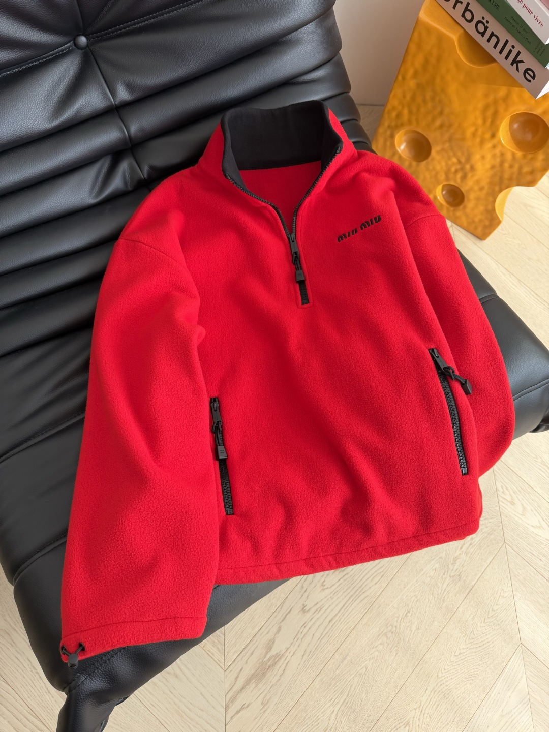 刘浩存同款 25FW 小字母logo设计摇粒绒红色外套 圣诞和新年必备的款式 满满的节日氛围感 时髦感也