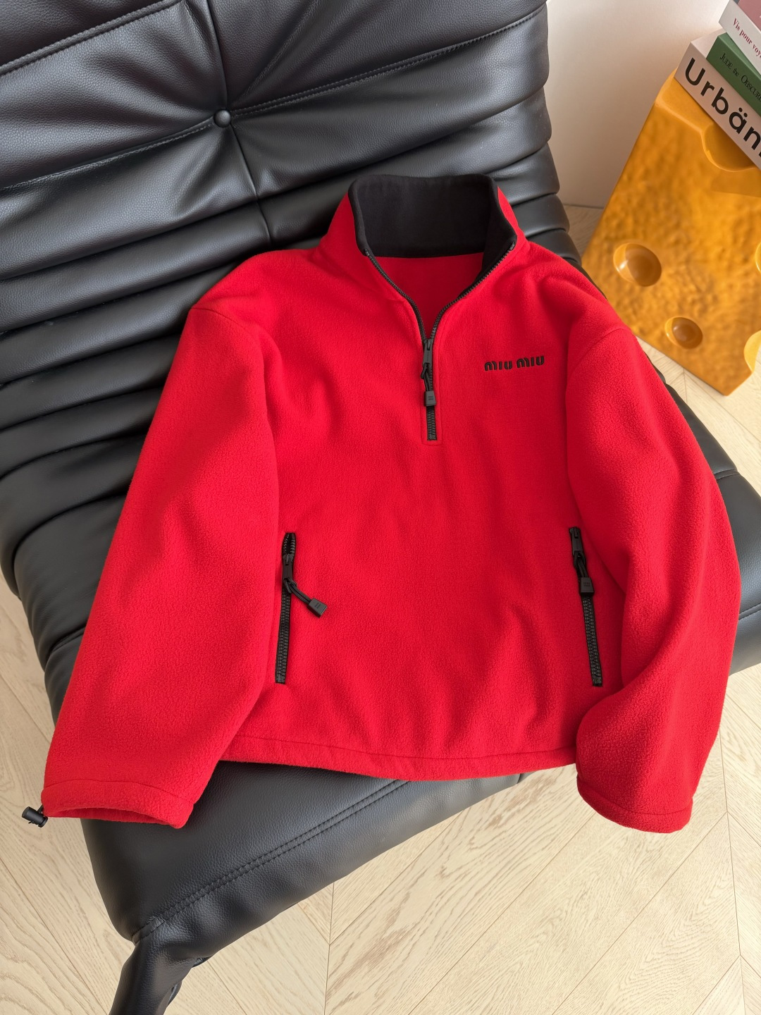 刘浩存同款 25FW 小字母logo设计摇粒绒红色外套 圣诞和新年必备的款式 满满的节日氛围感 时髦感也