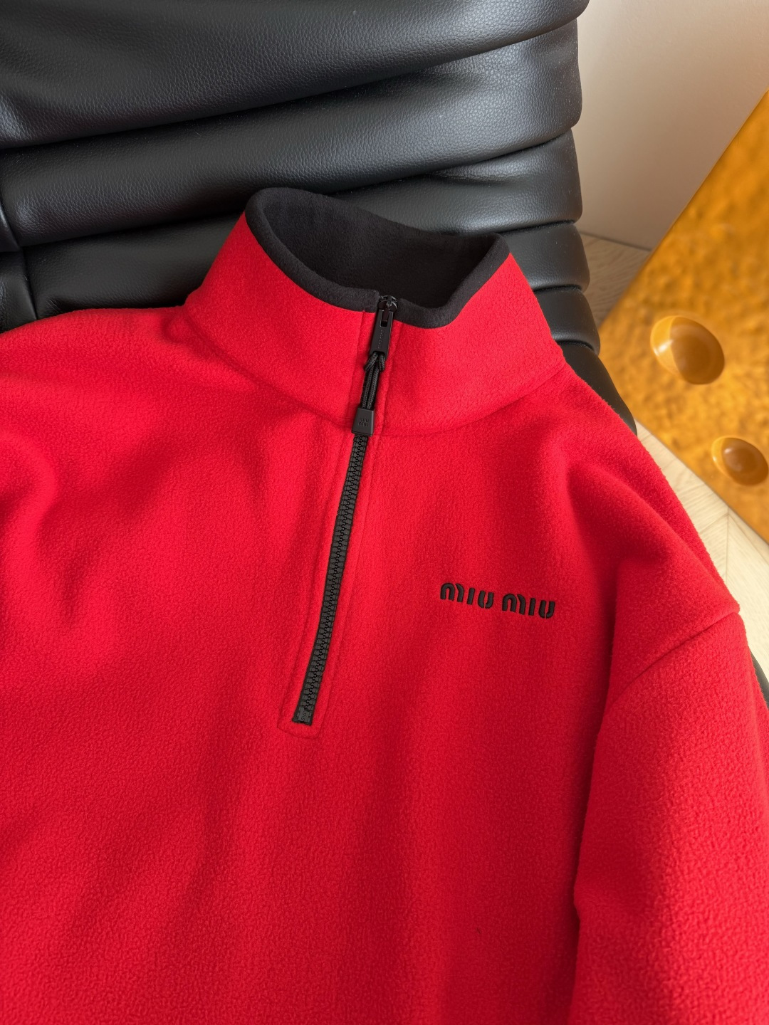 刘浩存同款 25FW 小字母logo设计摇粒绒红色外套 圣诞和新年必备的款式 满满的节日氛围感 时髦感也