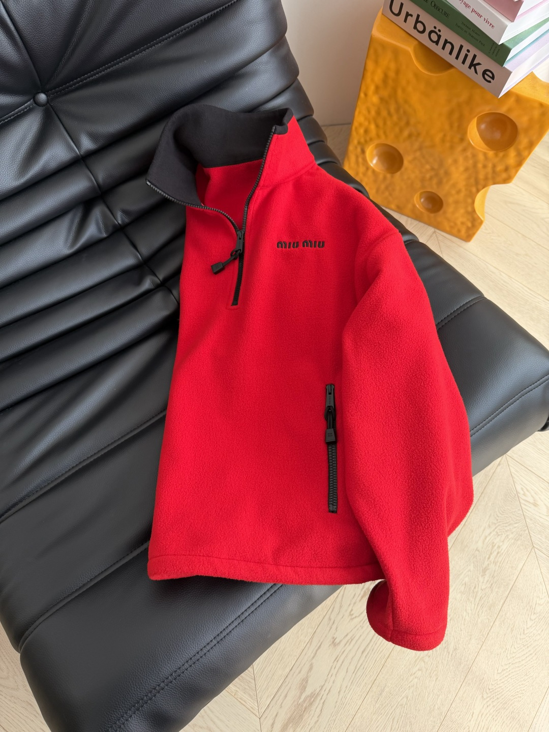 刘浩存同款 25FW 小字母logo设计摇粒绒红色外套 圣诞和新年必备的款式 满满的节日氛围感 时髦感也