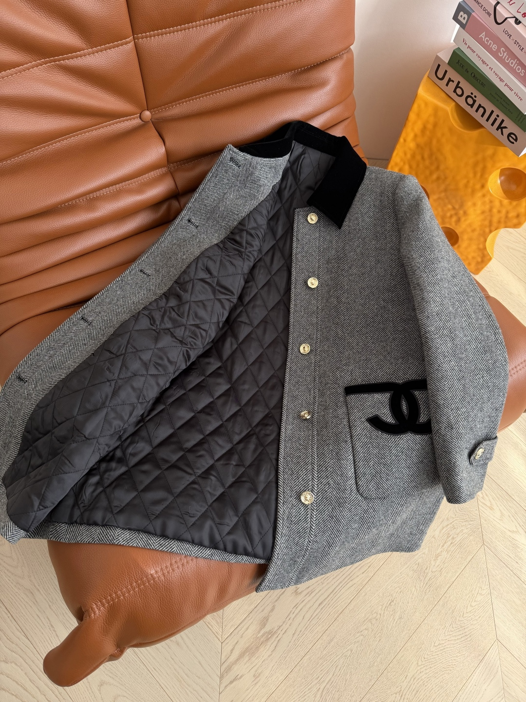 冬季气质感大衣 25FW 双C立体刺绣口袋装饰人字纹棉服外套 领子采用丝绒拼接设计 一整个大气的感觉 口