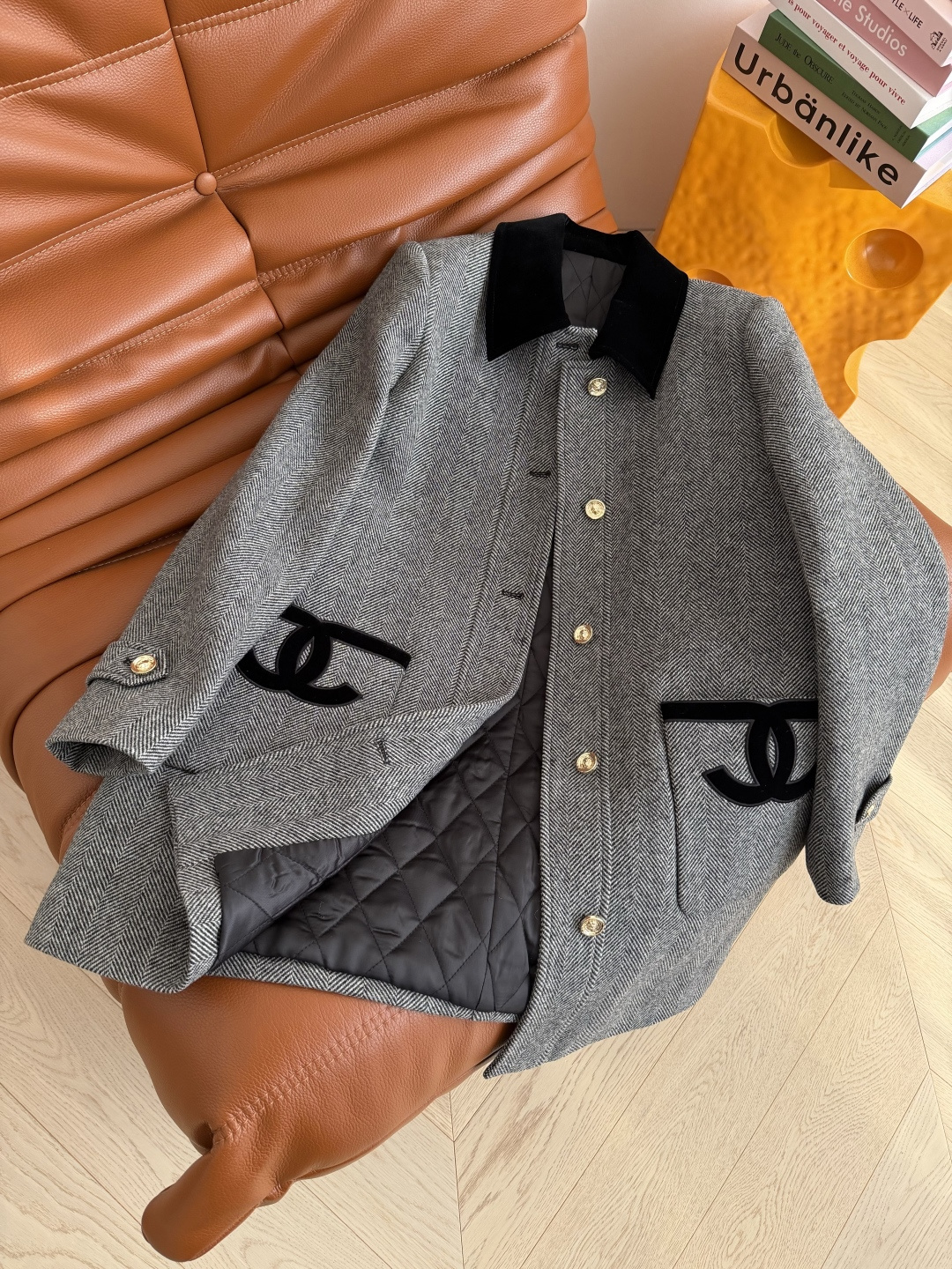 冬季气质感大衣 25FW 双C立体刺绣口袋装饰人字纹棉服外套 领子采用丝绒拼接设计 一整个大气的感觉 口