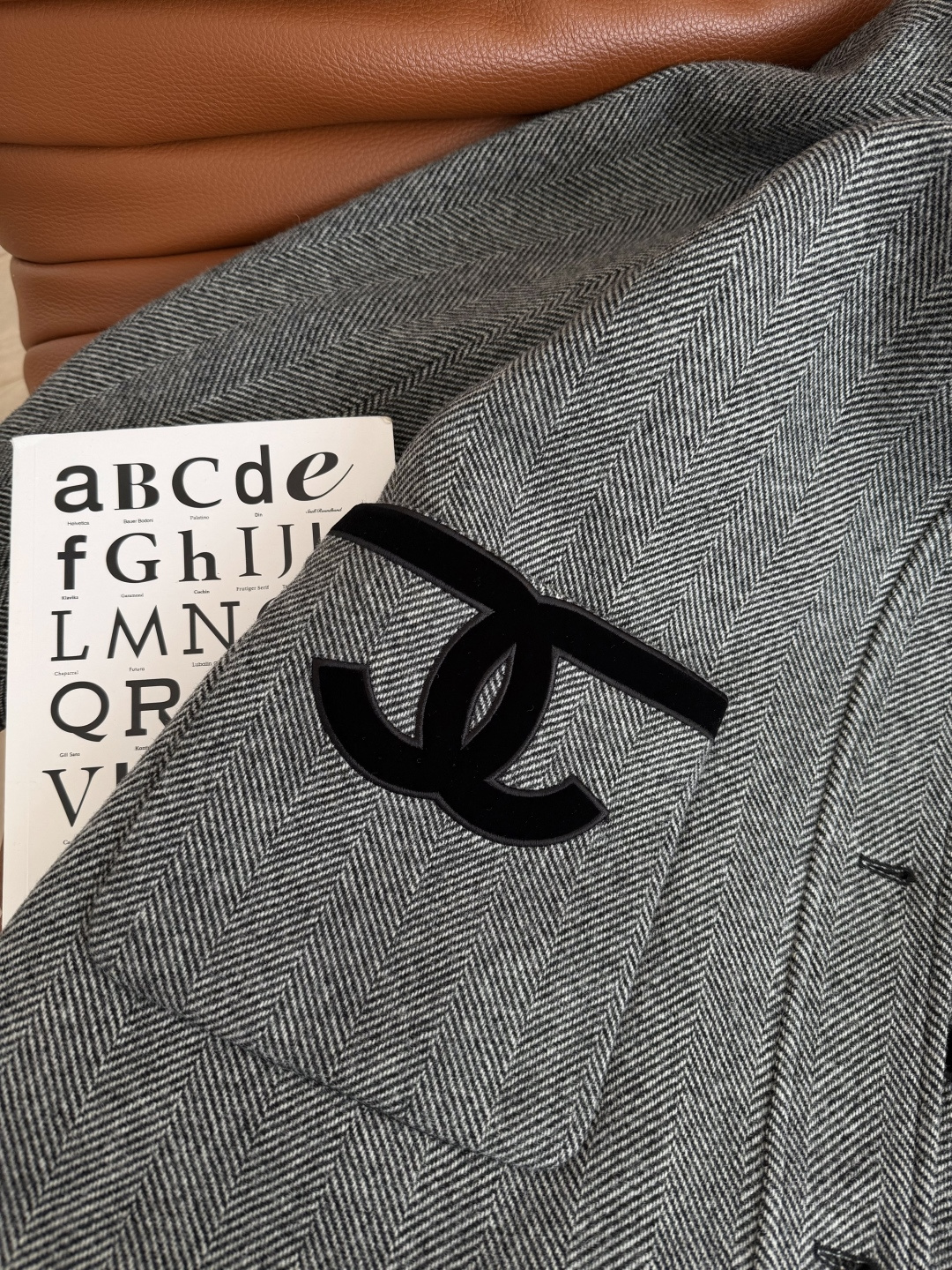 冬季气质感大衣 25FW 双C立体刺绣口袋装饰人字纹棉服外套 领子采用丝绒拼接设计 一整个大气的感觉 口