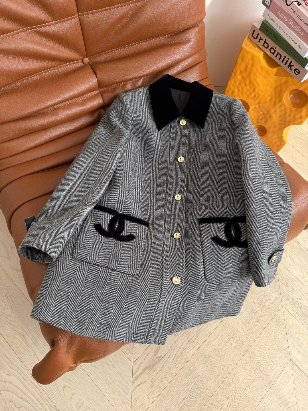 冬季气质感大衣 25FW 双C立体刺绣口袋装饰人字纹棉服外套 领子采用丝绒拼接设计 一整个大气的感觉 口