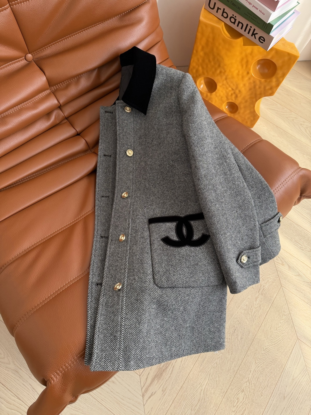 冬季气质感大衣 25FW 双C立体刺绣口袋装饰人字纹棉服外套 领子采用丝绒拼接设计 一整个大气的感觉 口