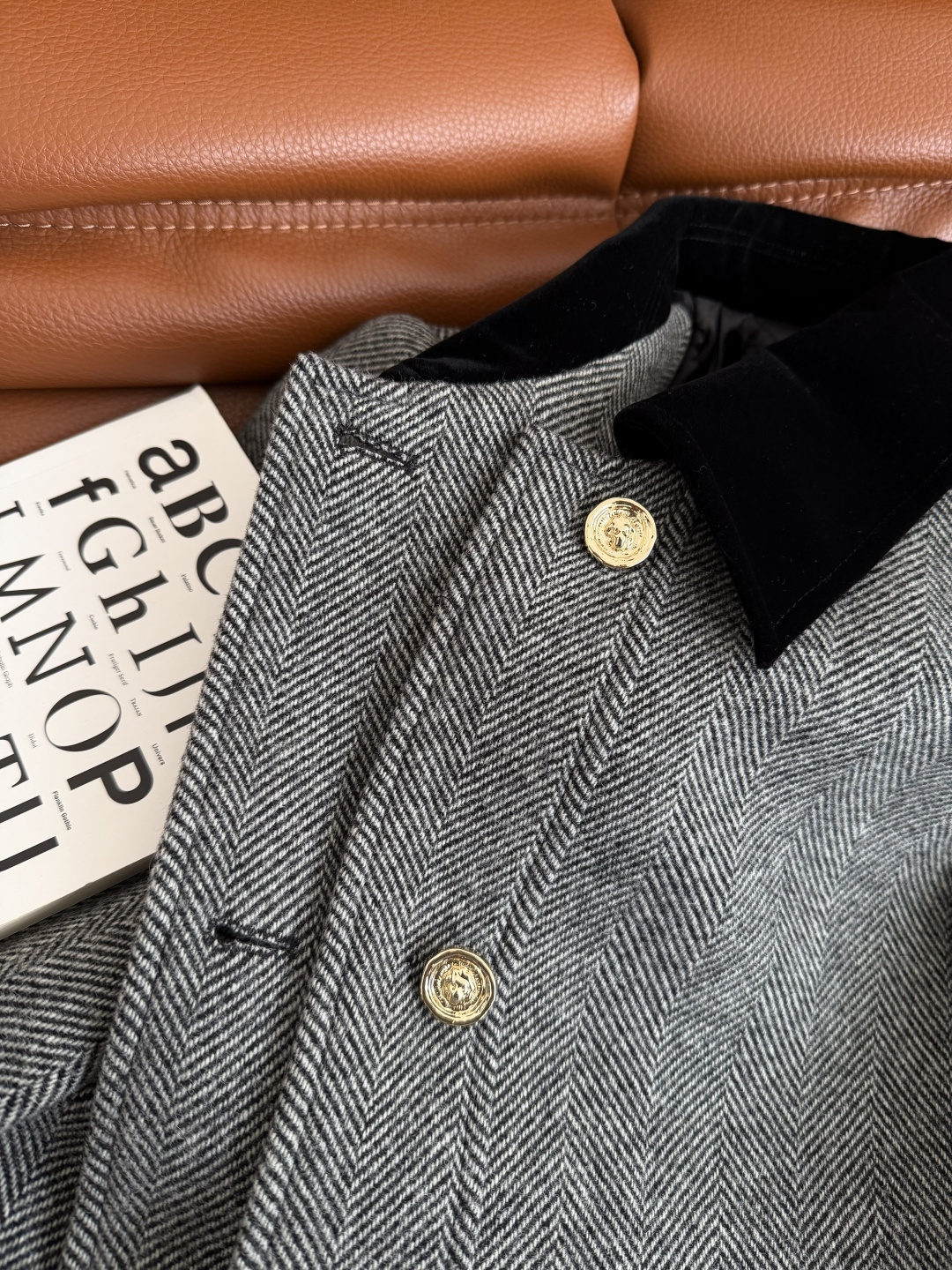 冬季气质感大衣 25FW 双C立体刺绣口袋装饰人字纹棉服外套 领子采用丝绒拼接设计 一整个大气的感觉 口