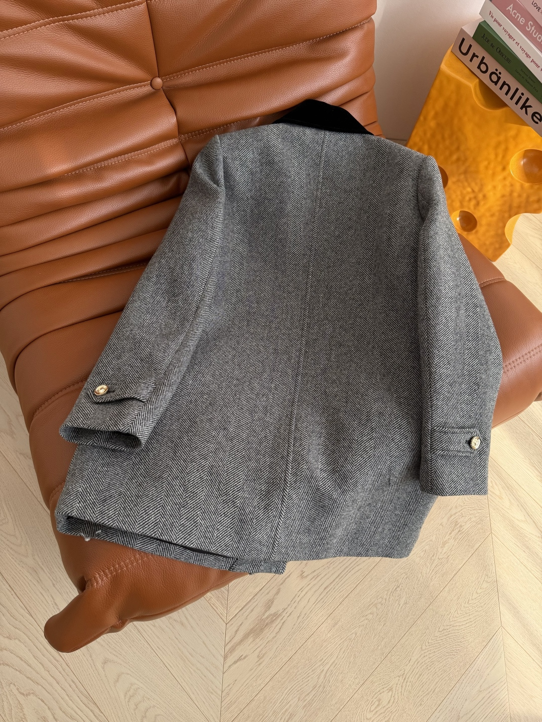 冬季气质感大衣 25FW 双C立体刺绣口袋装饰人字纹棉服外套 领子采用丝绒拼接设计 一整个大气的感觉 口