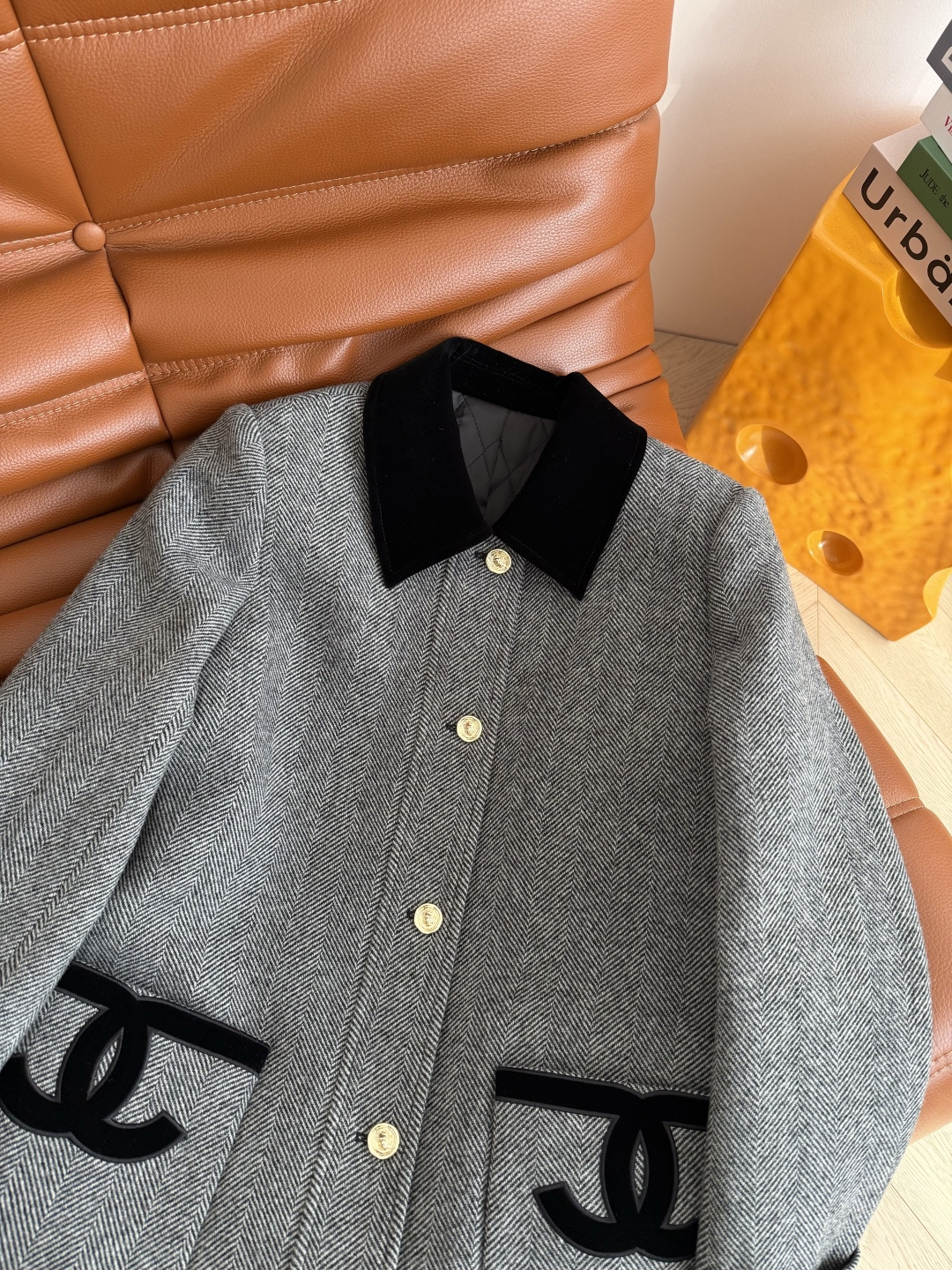 冬季气质感大衣 25FW 双C立体刺绣口袋装饰人字纹棉服外套 领子采用丝绒拼接设计 一整个大气的感觉 口