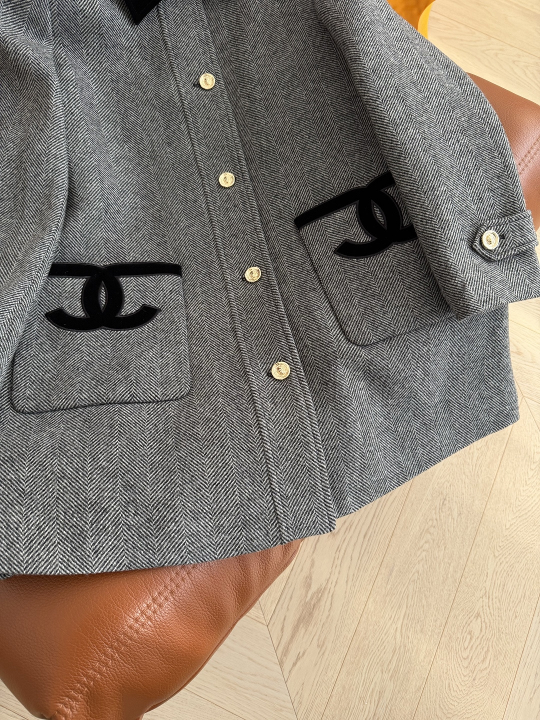 冬季气质感大衣 25FW 双C立体刺绣口袋装饰人字纹棉服外套 领子采用丝绒拼接设计 一整个大气的感觉 口