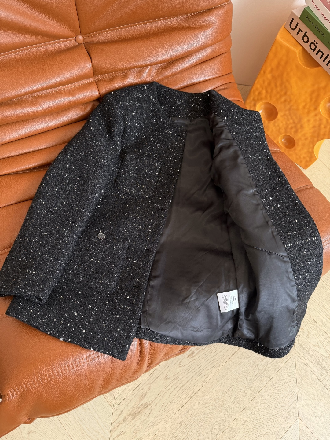 优雅小香风 25新款 富贵感黑色粗呢外套 精致又优雅的小香风 属于很高级又不挑人的小外套 整个设计很简约