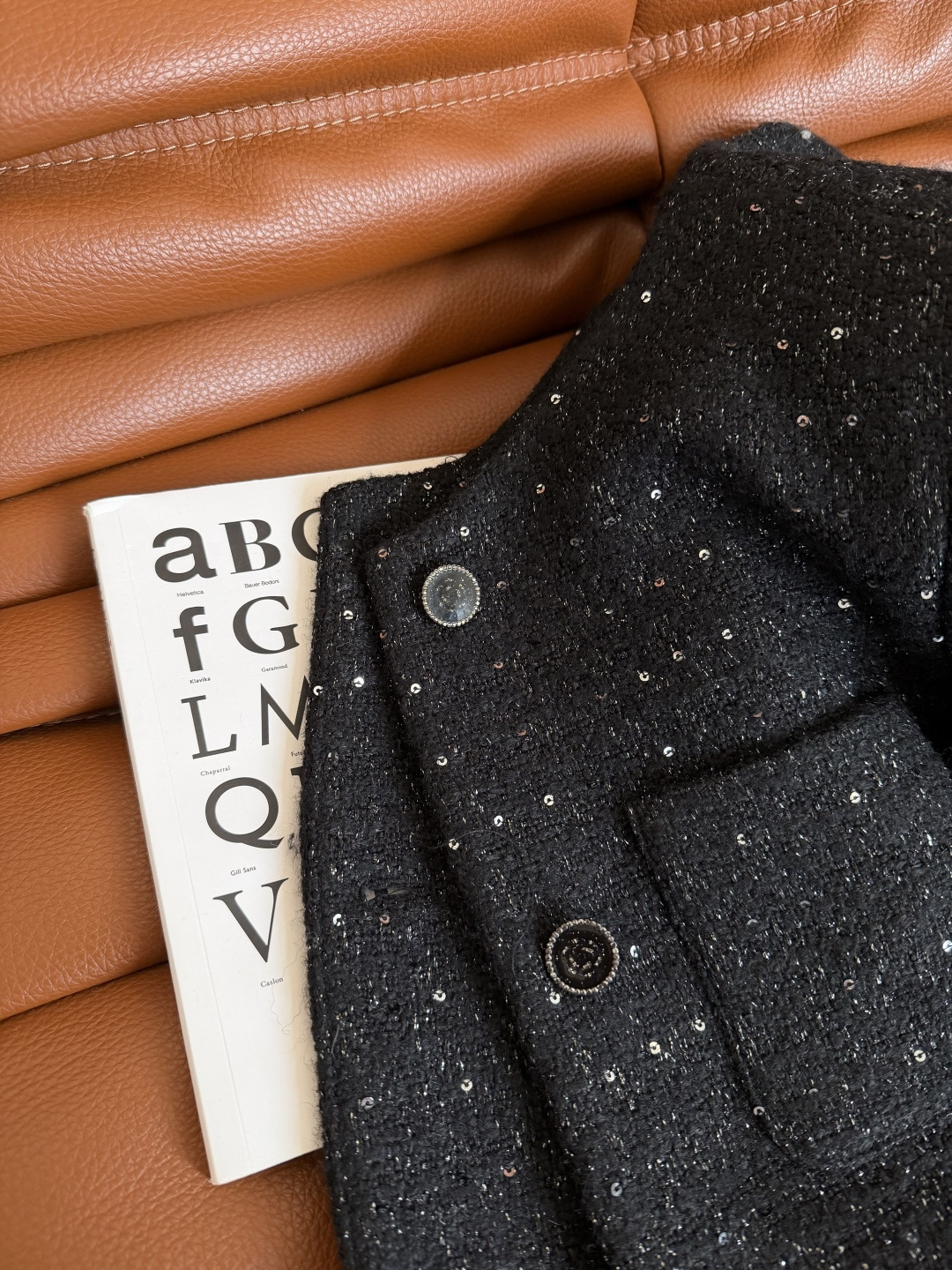 优雅小香风 25新款 富贵感黑色粗呢外套 精致又优雅的小香风 属于很高级又不挑人的小外套 整个设计很简约