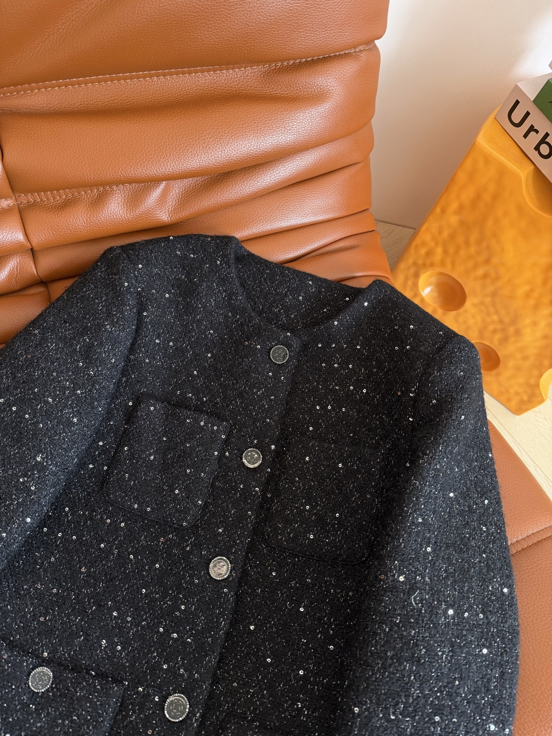 优雅小香风 25新款 富贵感黑色粗呢外套 精致又优雅的小香风 属于很高级又不挑人的小外套 整个设计很简约