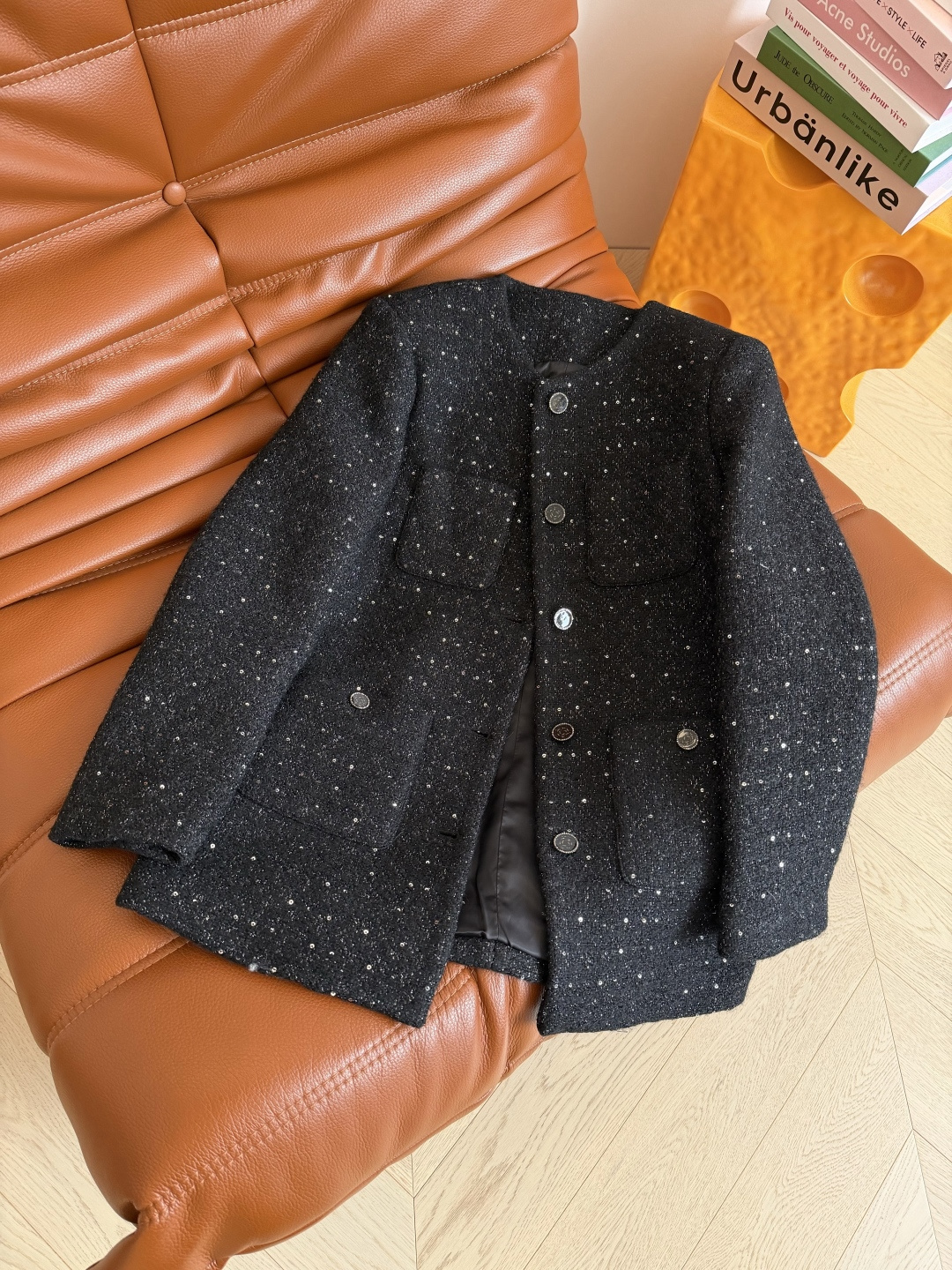 优雅小香风 25新款 富贵感黑色粗呢外套 精致又优雅的小香风 属于很高级又不挑人的小外套 整个设计很简约