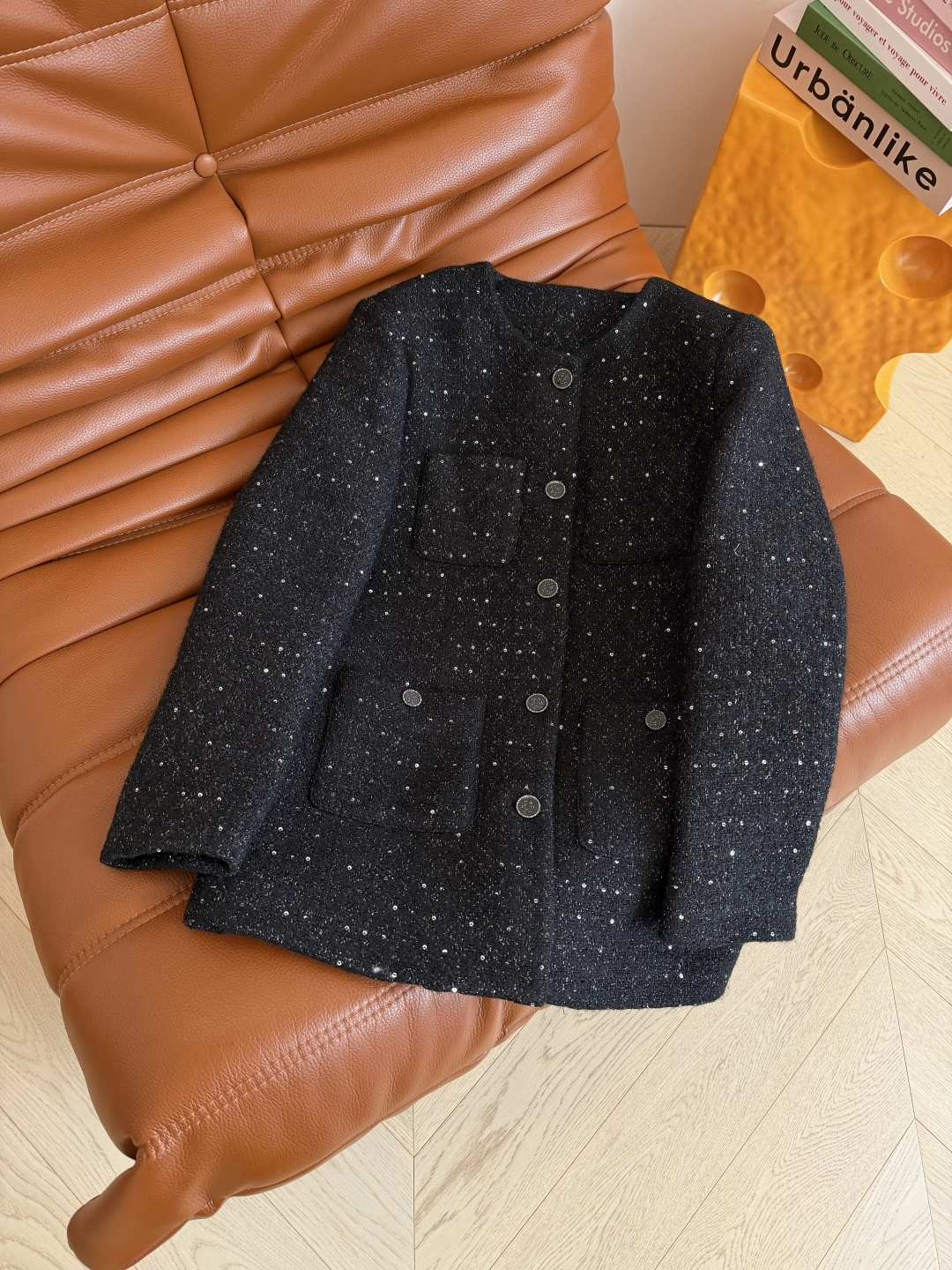 优雅小香风 25新款 富贵感黑色粗呢外套 精致又优雅的小香风 属于很高级又不挑人的小外套 整个设计很简约