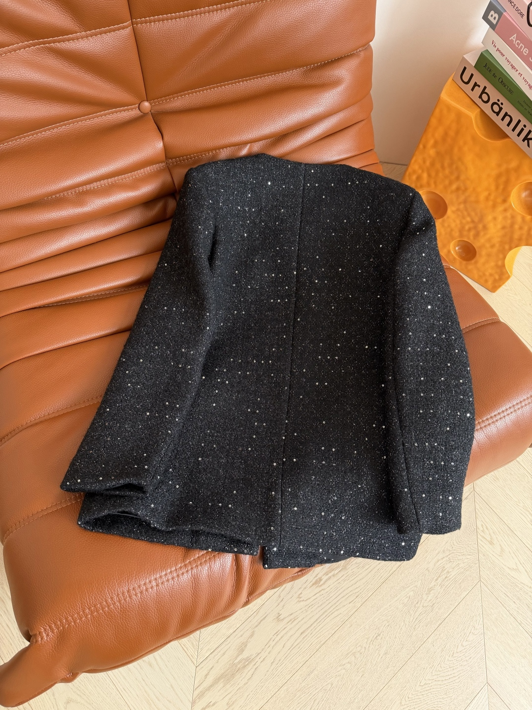 优雅小香风 25新款 富贵感黑色粗呢外套 精致又优雅的小香风 属于很高级又不挑人的小外套 整个设计很简约