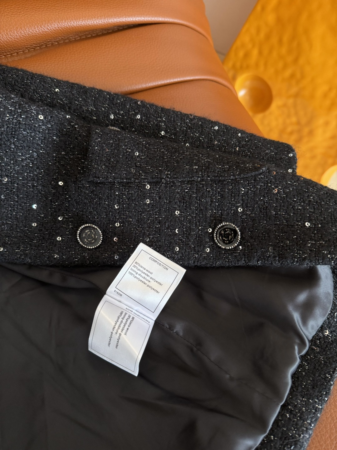 优雅小香风 25新款 富贵感黑色粗呢外套 精致又优雅的小香风 属于很高级又不挑人的小外套 整个设计很简约