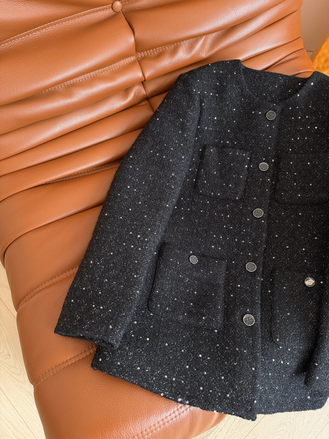 优雅小香风 25新款 富贵感黑色粗呢外套 精致又优雅的小香风 属于很高级又不挑人的小外套 整个设计很简约