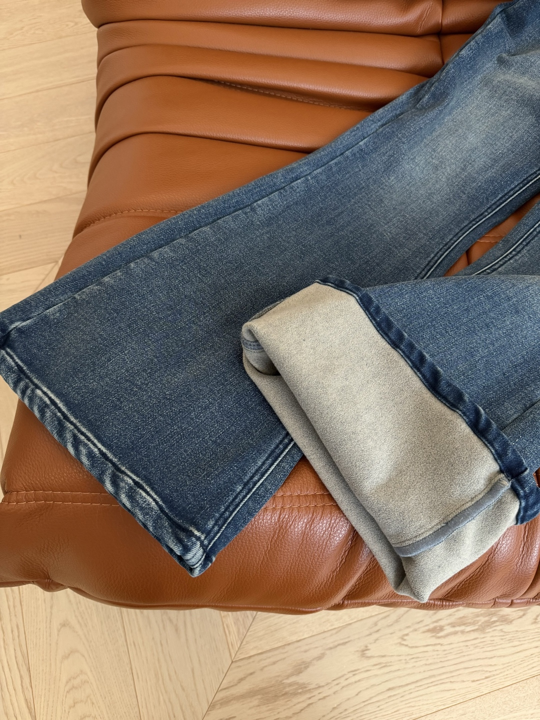 实穿显腿长 25新款 V扣小金属装饰微喇加绒牛仔裤 实穿第一名 内里加绒设计 巨保暖 微喇的版型 面料带