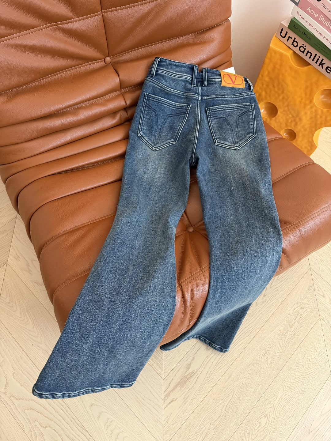 实穿显腿长 25新款 V扣小金属装饰微喇加绒牛仔裤 实穿第一名 内里加绒设计 巨保暖 微喇的版型 面料带