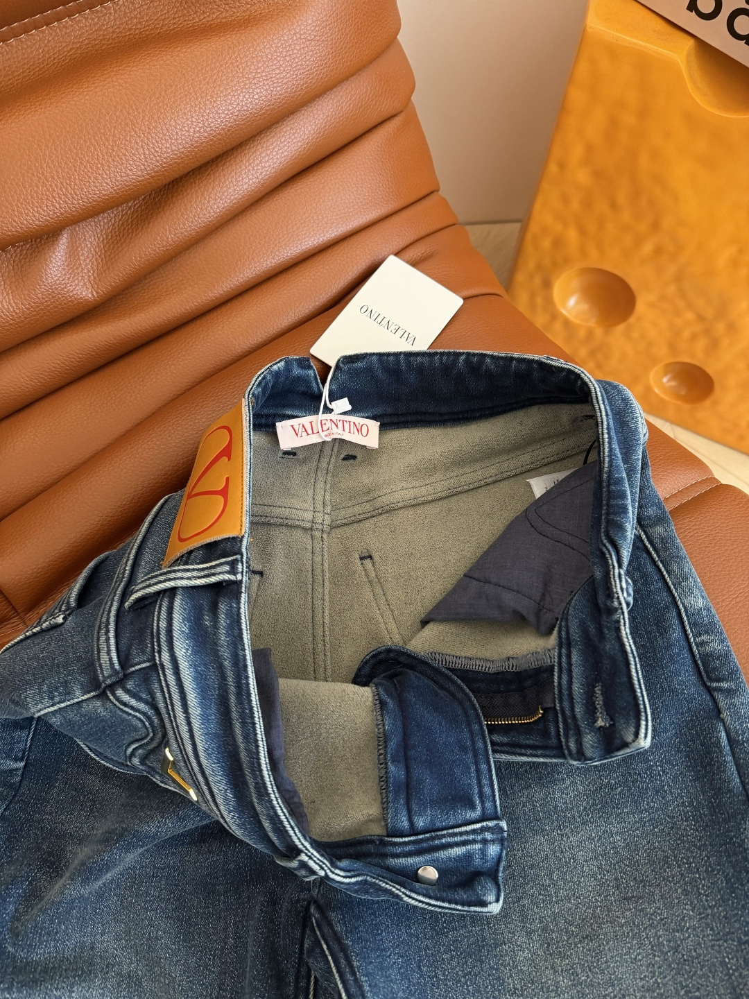 实穿显腿长 25新款 V扣小金属装饰微喇加绒牛仔裤 实穿第一名 内里加绒设计 巨保暖 微喇的版型 面料带