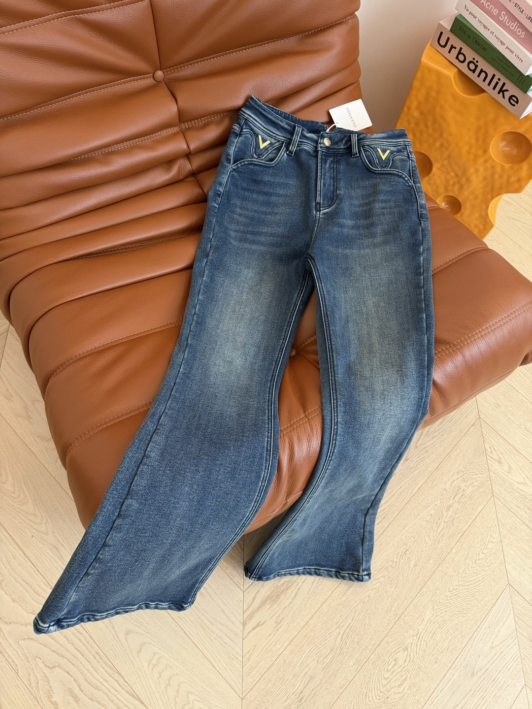 实穿显腿长 25新款 V扣小金属装饰微喇加绒牛仔裤 实穿第一名 内里加绒设计 巨保暖 微喇的版型 面料带