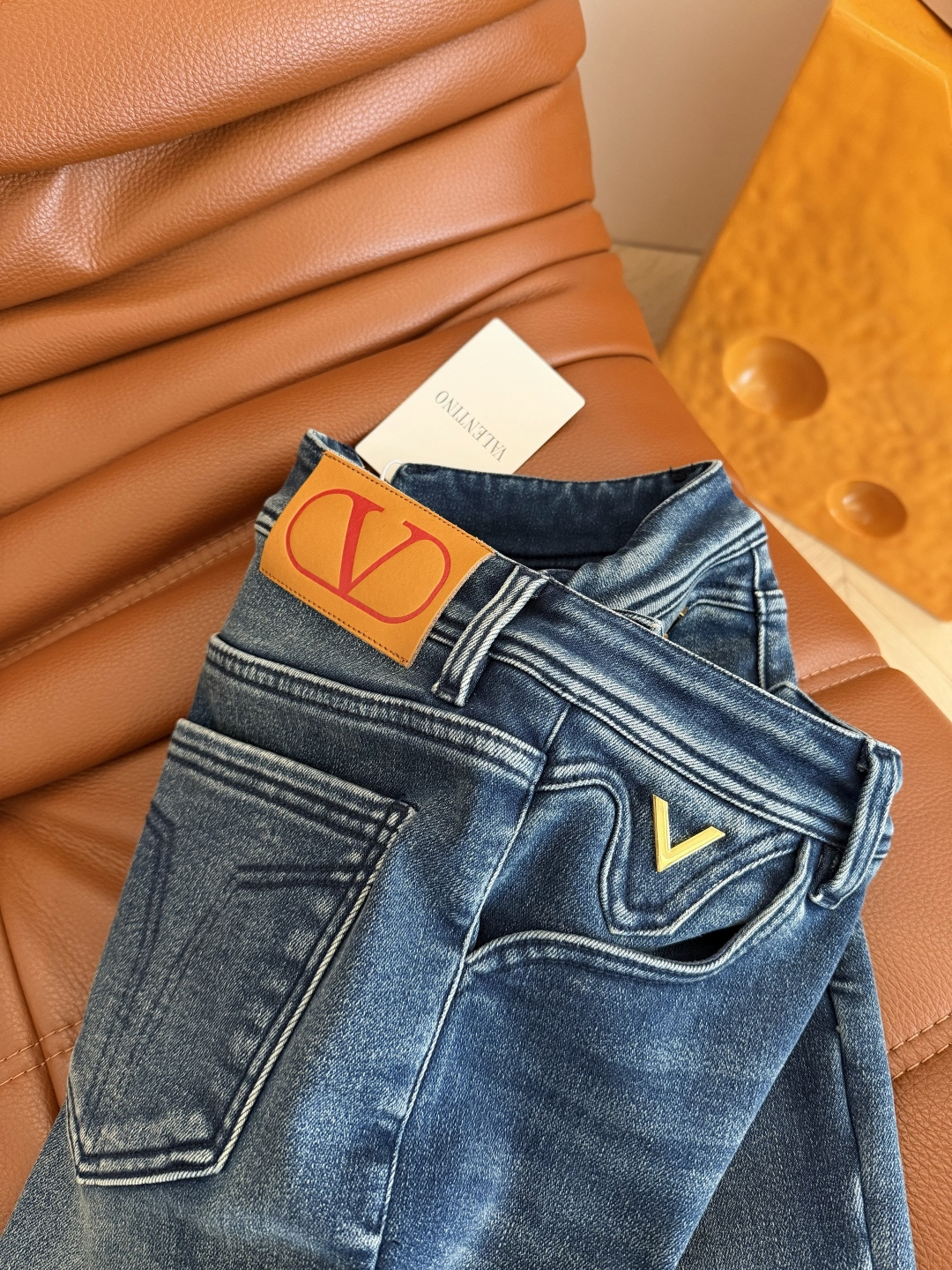 实穿显腿长 25新款 V扣小金属装饰微喇加绒牛仔裤 实穿第一名 内里加绒设计 巨保暖 微喇的版型 面料带