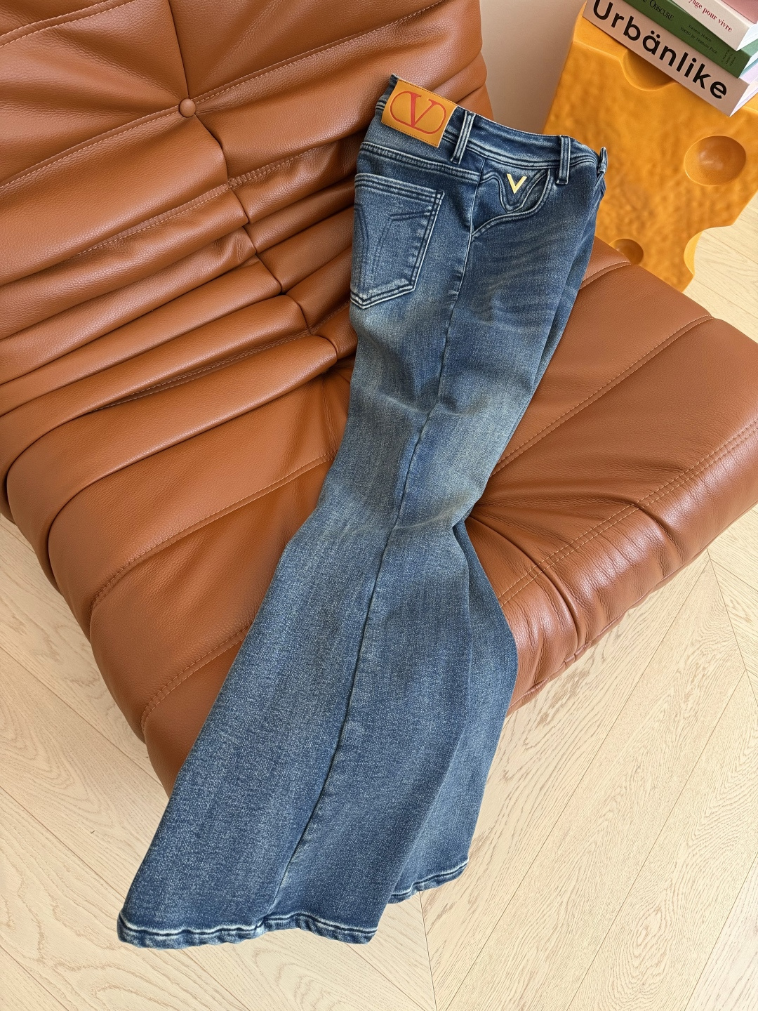 实穿显腿长 25新款 V扣小金属装饰微喇加绒牛仔裤 实穿第一名 内里加绒设计 巨保暖 微喇的版型 面料带