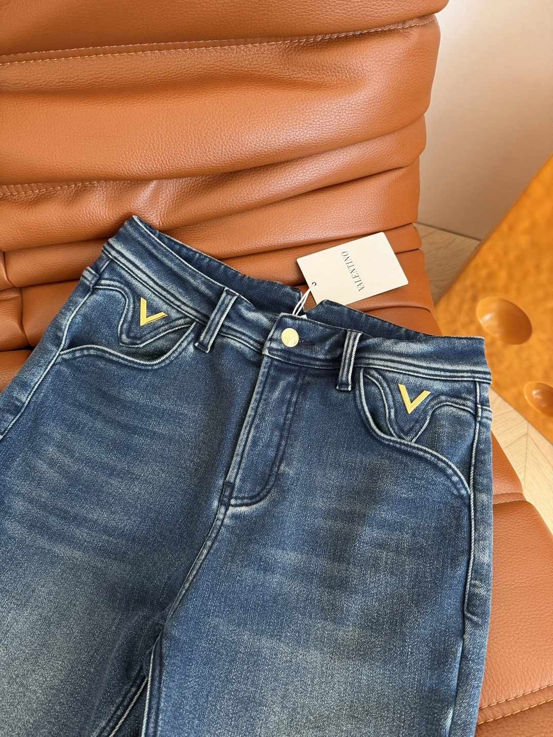 实穿显腿长 25新款 V扣小金属装饰微喇加绒牛仔裤 实穿第一名 内里加绒设计 巨保暖 微喇的版型 面料带