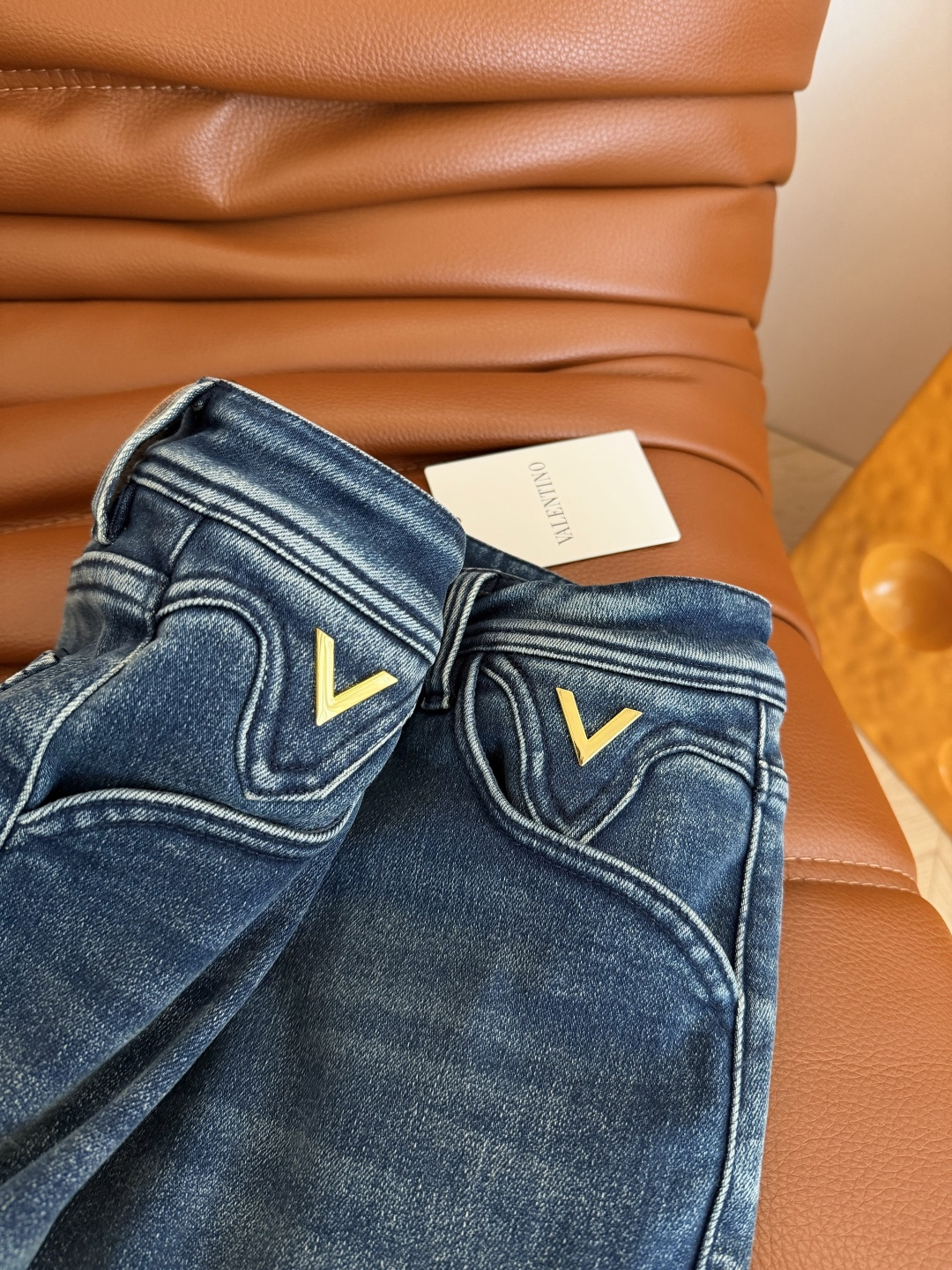 实穿显腿长 25新款 V扣小金属装饰微喇加绒牛仔裤 实穿第一名 内里加绒设计 巨保暖 微喇的版型 面料带