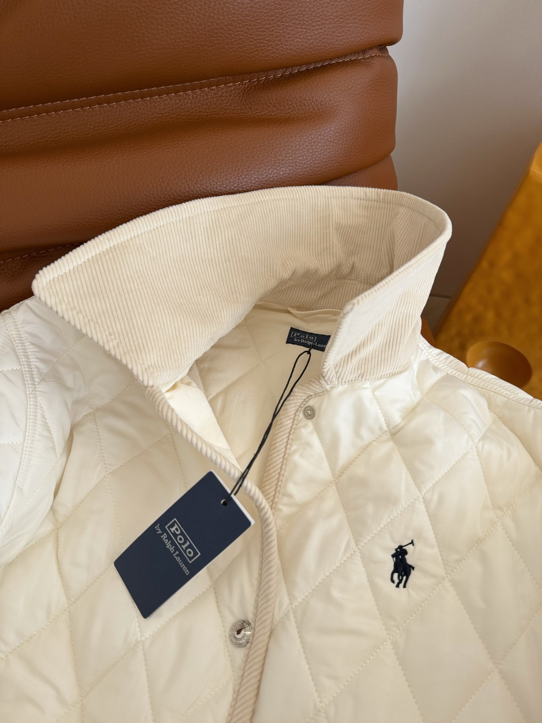 超实穿的中长款棉服 25新品 小马刺绣菱格棉服外套 复古灯芯绒领子拼接 一整个时髦又复古的气息 中长款的