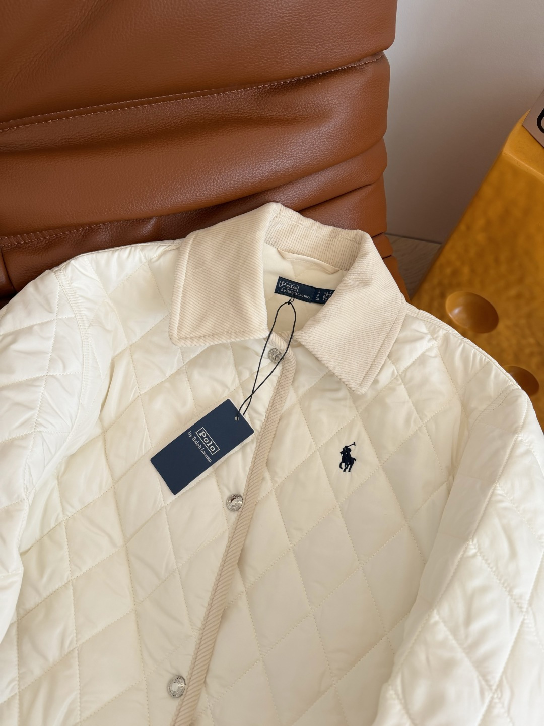 超实穿的中长款棉服 25新品 小马刺绣菱格棉服外套 复古灯芯绒领子拼接 一整个时髦又复古的气息 中长款的