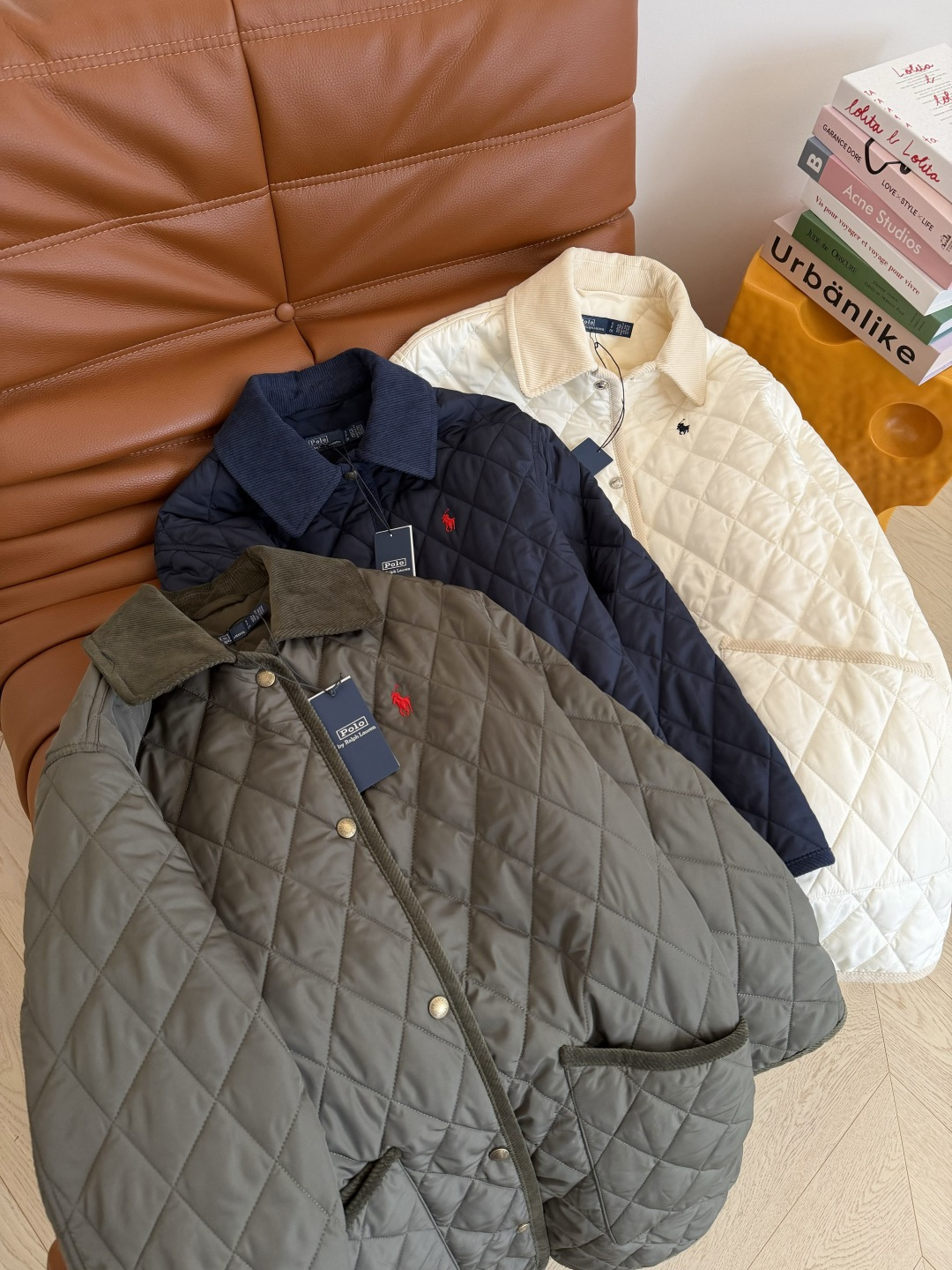 超实穿的中长款棉服 25新品 小马刺绣菱格棉服外套 复古灯芯绒领子拼接 一整个时髦又复古的气息 中长款的