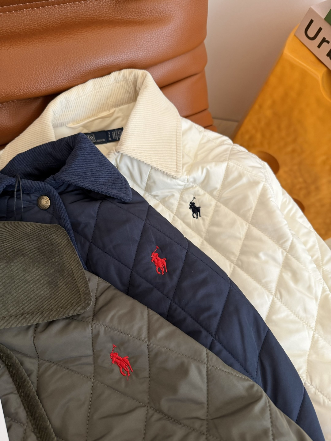 超实穿的中长款棉服 25新品 小马刺绣菱格棉服外套 复古灯芯绒领子拼接 一整个时髦又复古的气息 中长款的