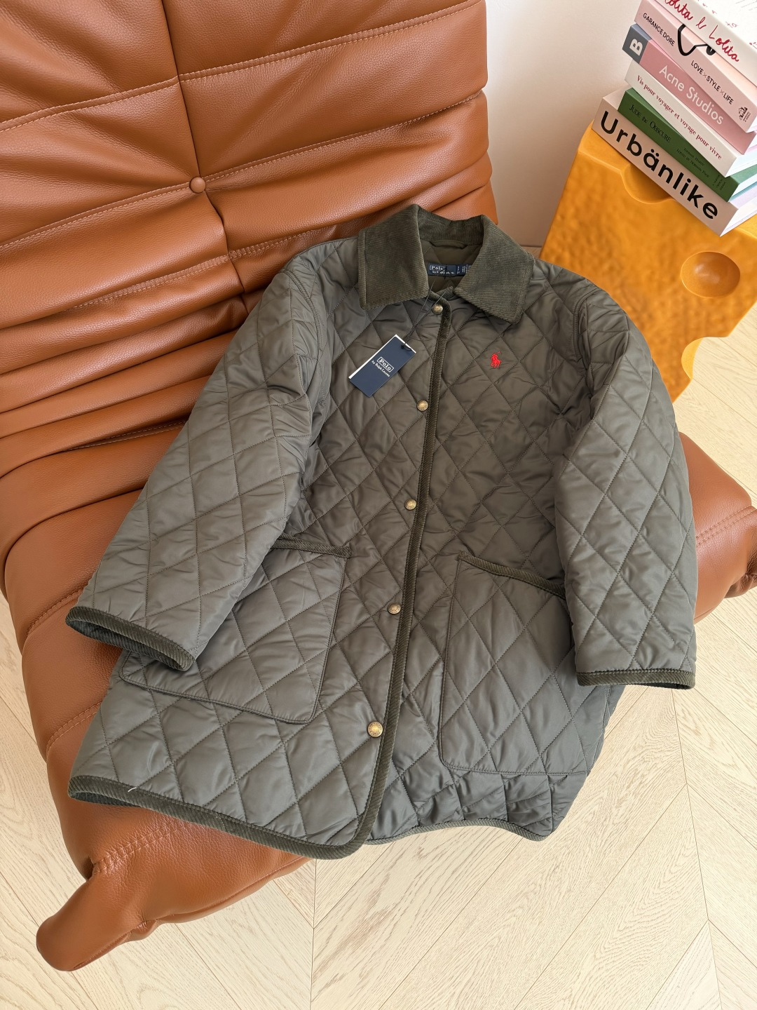 超实穿的中长款棉服 25新品 小马刺绣菱格棉服外套 复古灯芯绒领子拼接 一整个时髦又复古的气息 中长款的