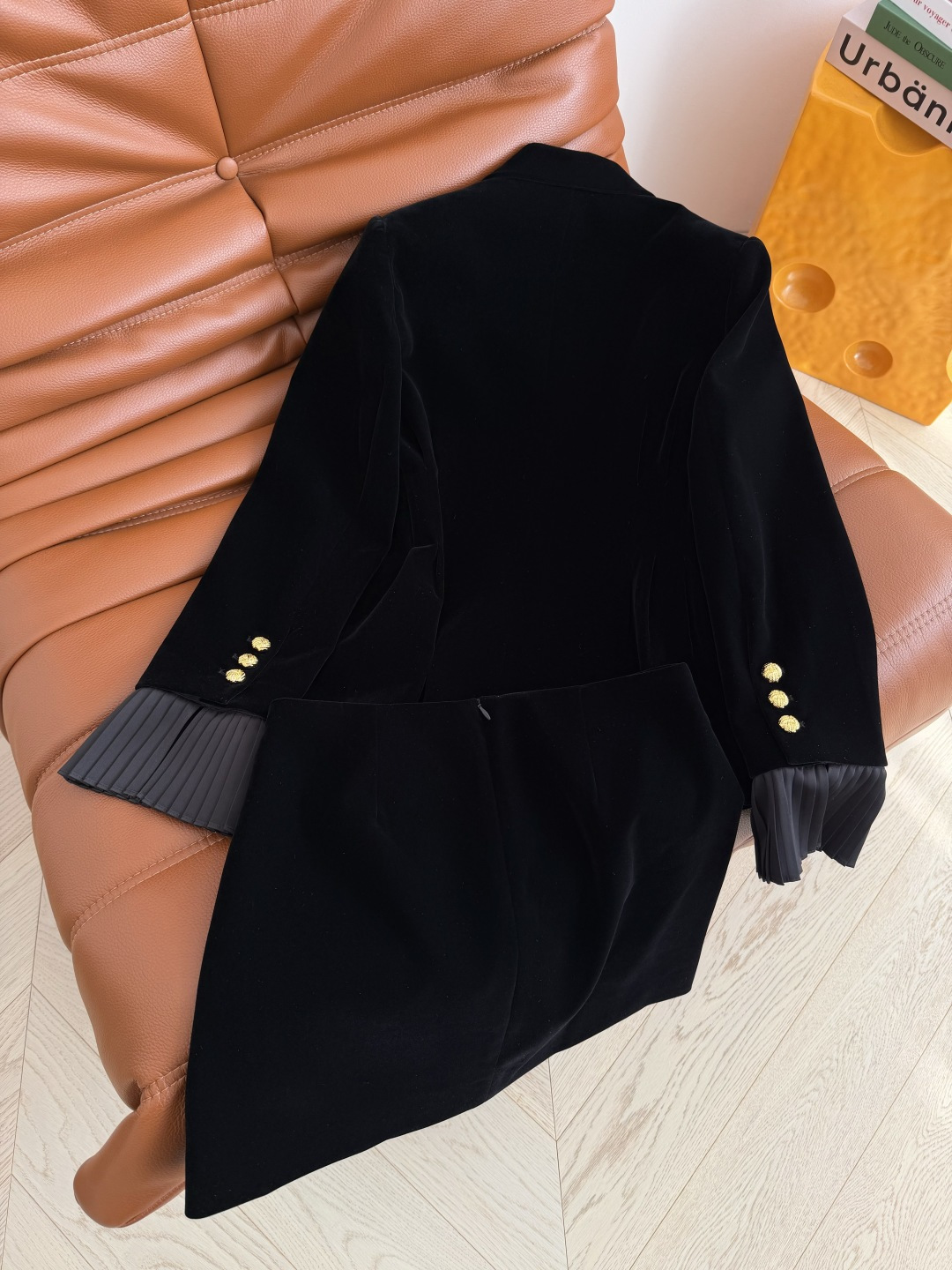 26早春系列 双C小金属装饰丝绒套装 气场全开 刚柔并济 西装翻领外套 立体捏褶收腰的设计 袖口的百褶可