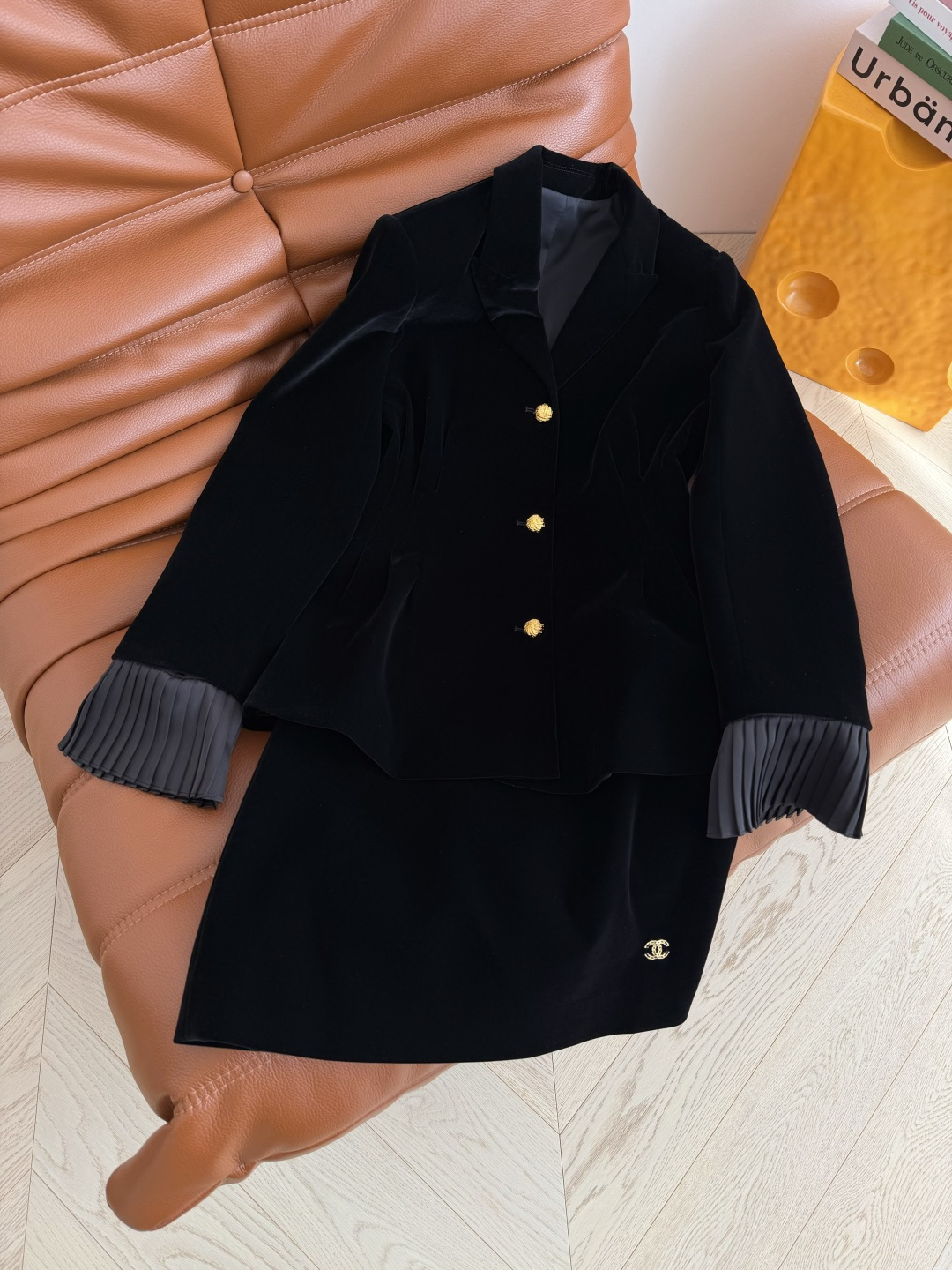 26早春系列 双C小金属装饰丝绒套装 气场全开 刚柔并济 西装翻领外套 立体捏褶收腰的设计 袖口的百褶可