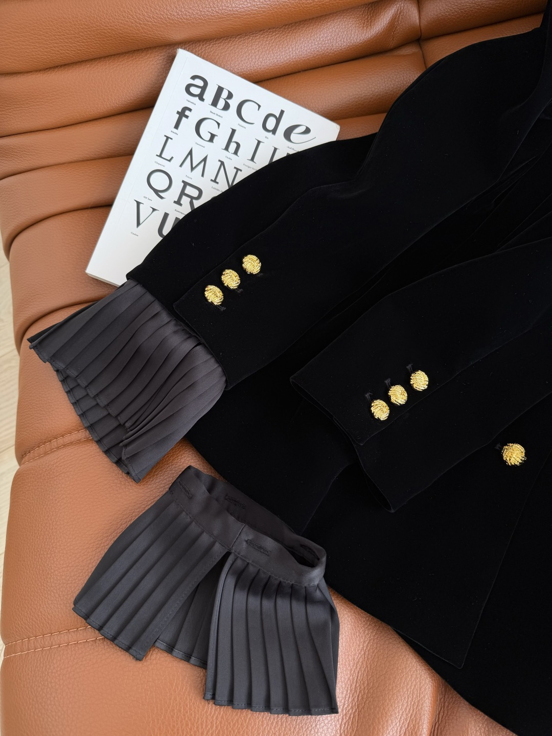 26早春系列 双C小金属装饰丝绒套装 气场全开 刚柔并济 西装翻领外套 立体捏褶收腰的设计 袖口的百褶可