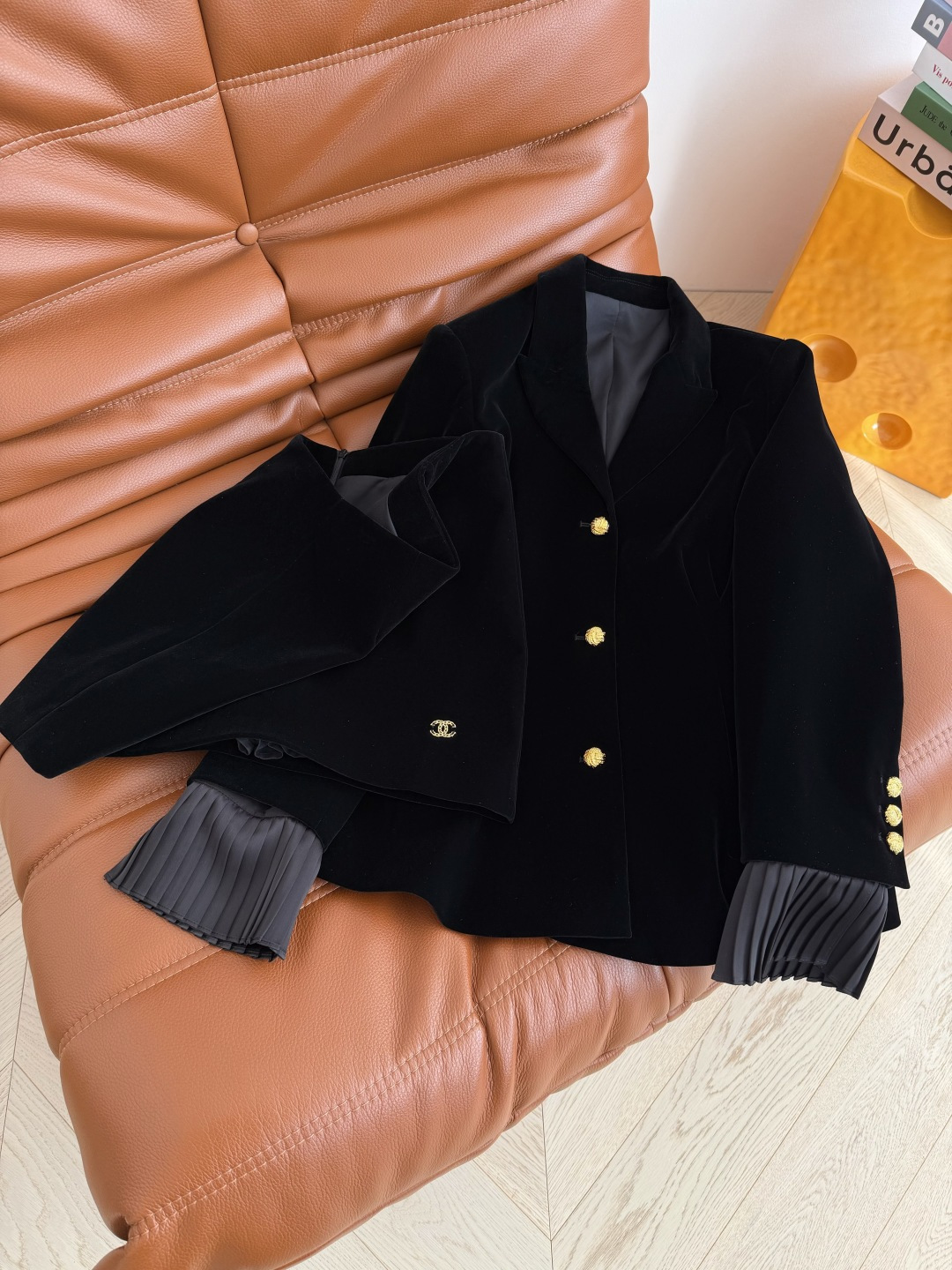 26早春系列 双C小金属装饰丝绒套装 气场全开 刚柔并济 西装翻领外套 立体捏褶收腰的设计 袖口的百褶可