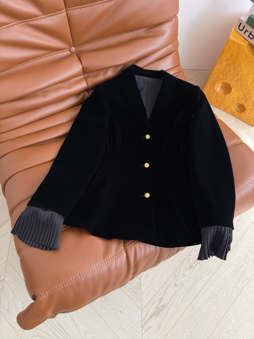 26早春系列 双C小金属装饰丝绒套装 气场全开 刚柔并济 西装翻领外套 立体捏褶收腰的设计 袖口的百褶可