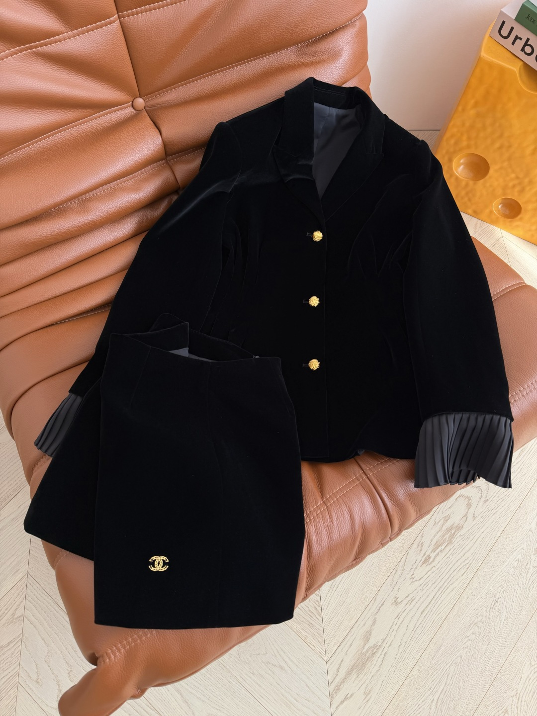 26早春系列 双C小金属装饰丝绒套装 气场全开 刚柔并济 西装翻领外套 立体捏褶收腰的设计 袖口的百褶可