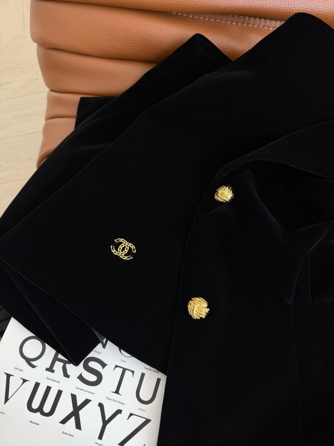 26早春系列 双C小金属装饰丝绒套装 气场全开 刚柔并济 西装翻领外套 立体捏褶收腰的设计 袖口的百褶可