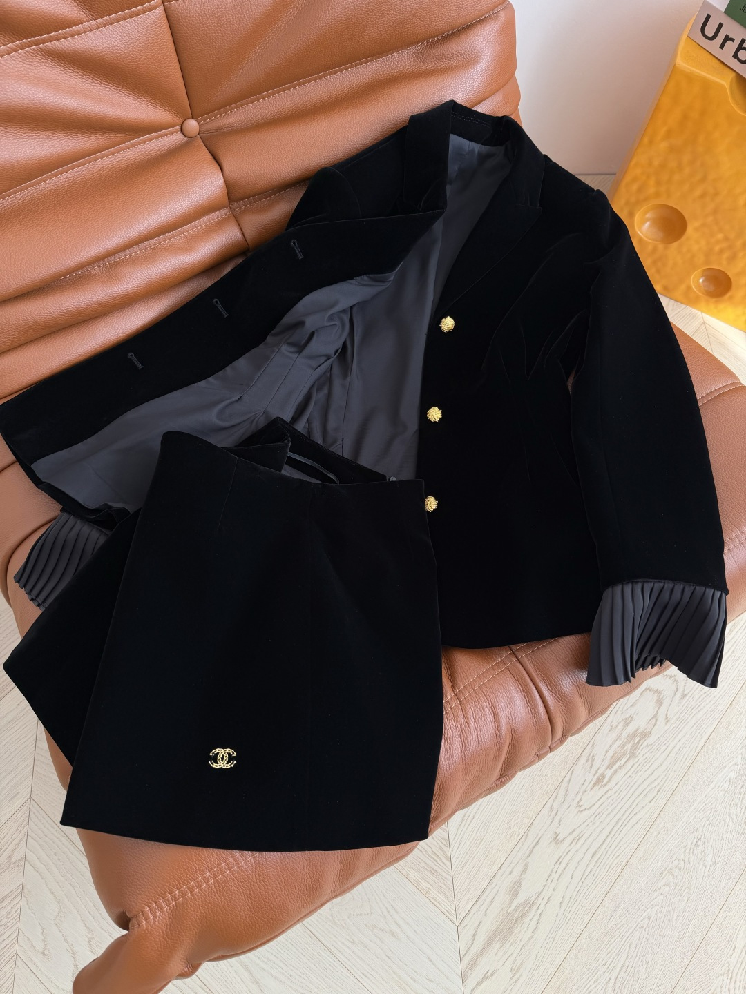 26早春系列 双C小金属装饰丝绒套装 气场全开 刚柔并济 西装翻领外套 立体捏褶收腰的设计 袖口的百褶可