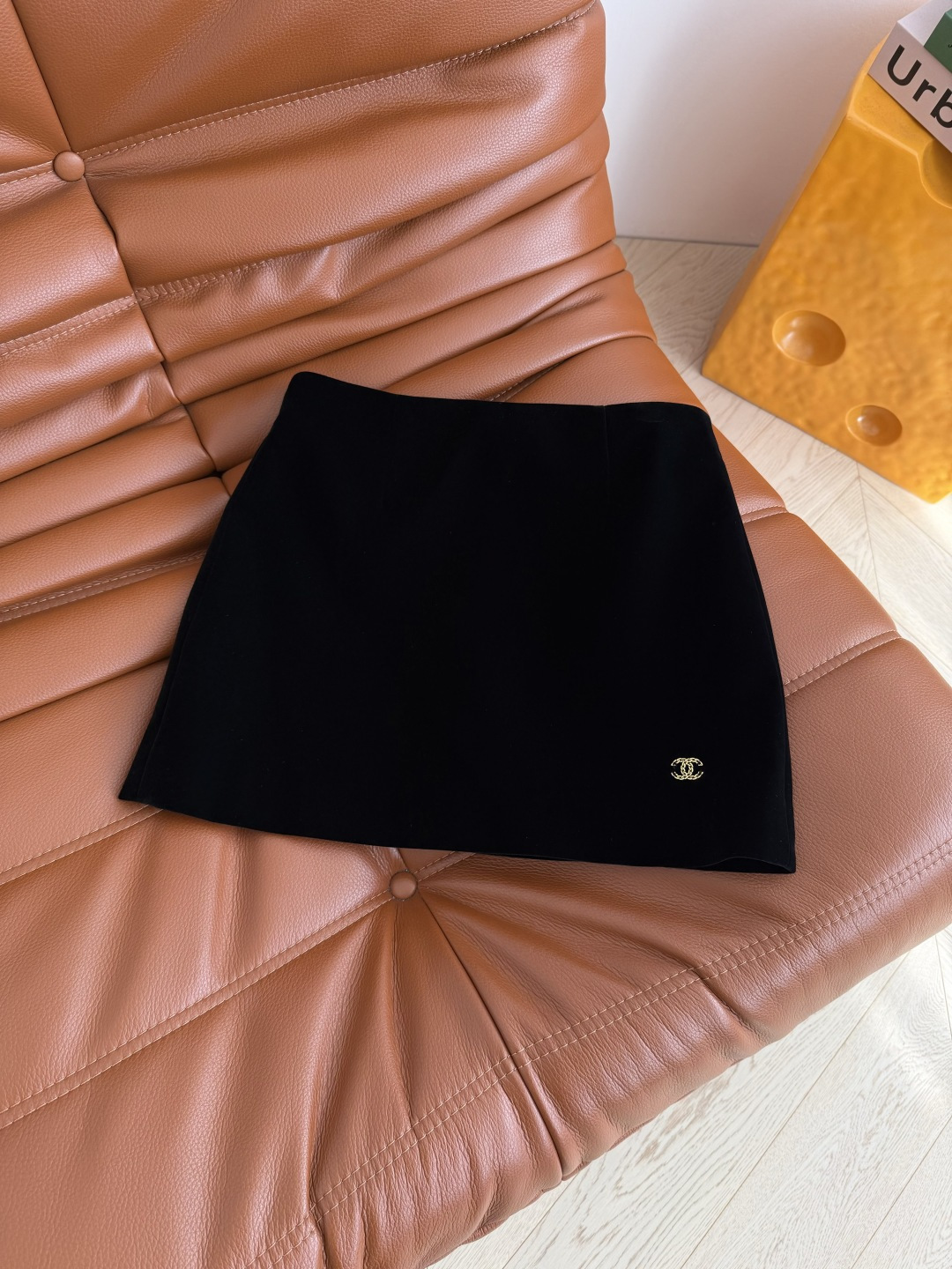 26早春系列 双C小金属装饰丝绒套装 气场全开 刚柔并济 西装翻领外套 立体捏褶收腰的设计 袖口的百褶可