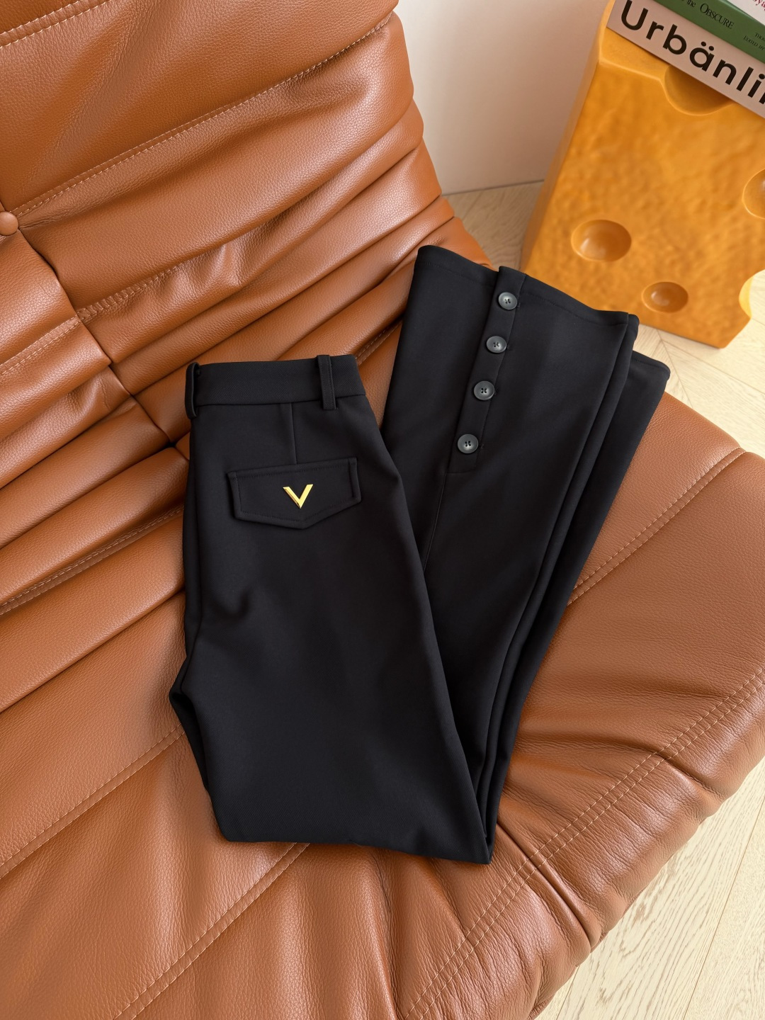 26早春系列 长腿妹子必备款 后开叉+双V图案镶嵌黑色微喇裤 后裤脚钮扣开叉设计 上身一整个爱住的垂垂裤