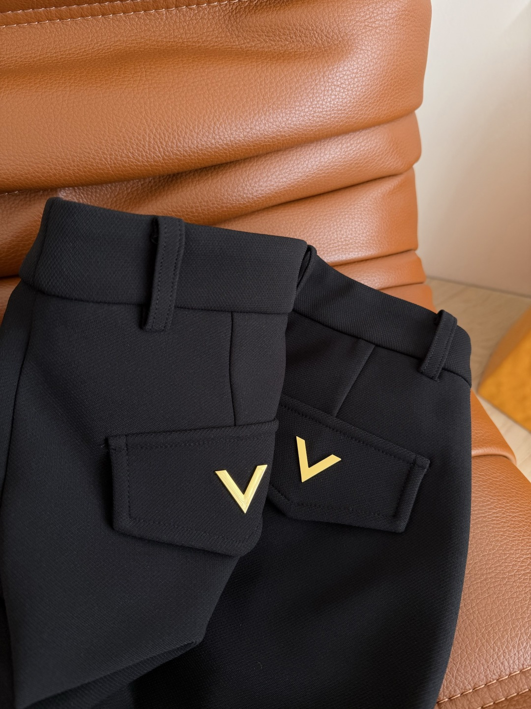 26早春系列 长腿妹子必备款 后开叉+双V图案镶嵌黑色微喇裤 后裤脚钮扣开叉设计 上身一整个爱住的垂垂裤