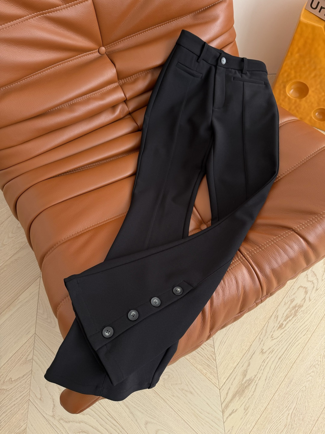 26早春系列 长腿妹子必备款 后开叉+双V图案镶嵌黑色微喇裤 后裤脚钮扣开叉设计 上身一整个爱住的垂垂裤