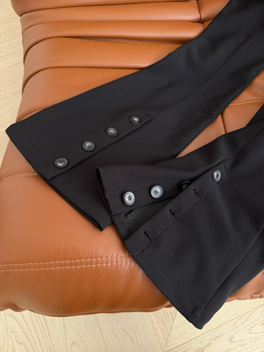 26早春系列 长腿妹子必备款 后开叉+双V图案镶嵌黑色微喇裤 后裤脚钮扣开叉设计 上身一整个爱住的垂垂裤