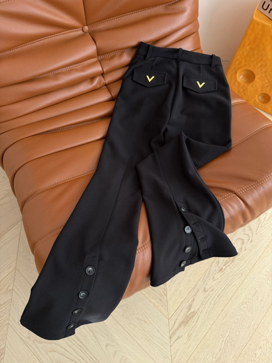 26早春系列 长腿妹子必备款 后开叉+双V图案镶嵌黑色微喇裤 后裤脚钮扣开叉设计 上身一整个爱住的垂垂裤