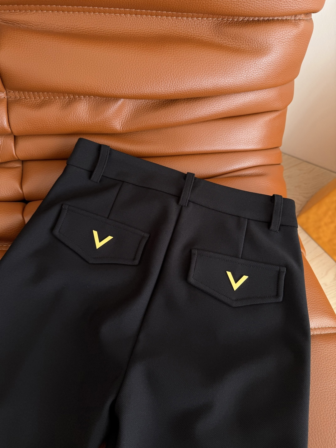 26早春系列 长腿妹子必备款 后开叉+双V图案镶嵌黑色微喇裤 后裤脚钮扣开叉设计 上身一整个爱住的垂垂裤